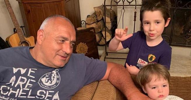 Премиерът Бойко Борисов публикува мила снимка с внуците си Иван