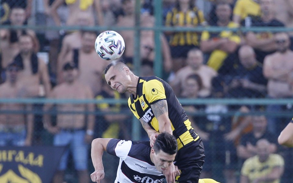 Защитникът на Ботев Пловдив - Виктор Генев, е със счупен