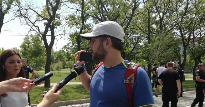 Кирил Радев, който е част от протестиращите и зададе публично
