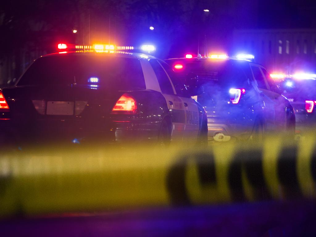 Две жени са хоспитализирани след като мъж ги заля с