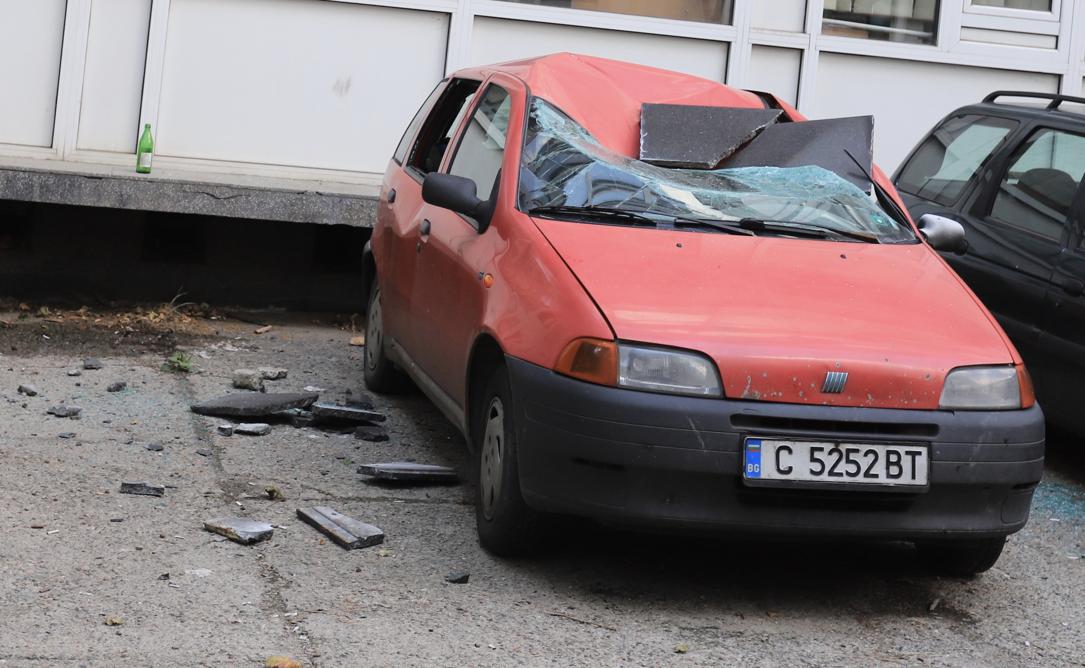 <p>Плоча падна и смачка автомобил пред НАП в София</p>