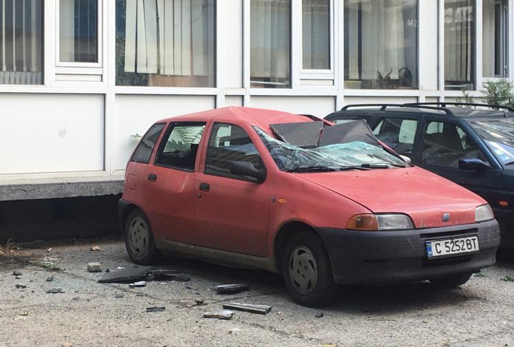  Плоча падна и смачка автомобил пред Национална агенция за приходите в София 