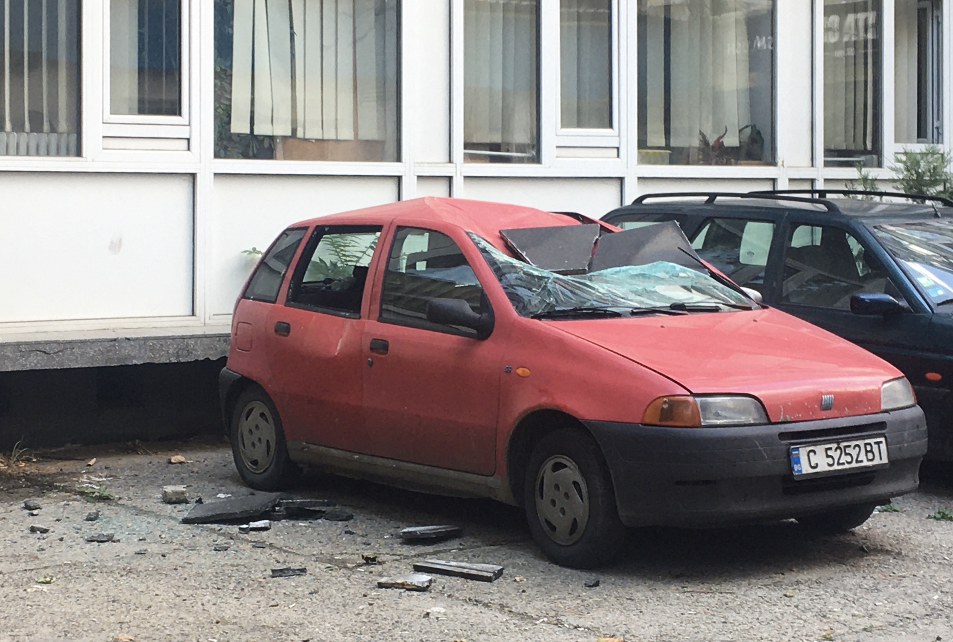 <p>Плоча падна и смачка автомобил пред НАП в София</p>