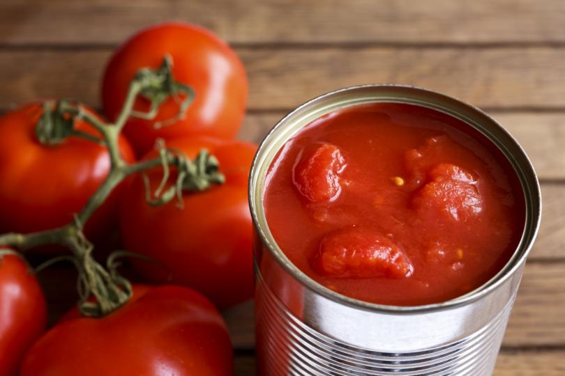 <p><strong>Консервирани домати и доматен сос</strong></p>

<p>Доматите са нискокалорични, богати на витамини и антиоксиданти и затова са много полезни. Купешкият доматен сос и консервираните домати обаче съдържат някои съставки, които имат негативни здравословни ефекти. В тях&nbsp;консервантите&nbsp;са най-масово прилагани, с цел удължаване срока на годност. Освен това се използва и подсладител във формата на царевичен високо фруктозен сироп. Ако искате да си направите паста с доматен сос, вземете си&nbsp;пресни домати&nbsp;и си направете сос, в който знаете какво точно слагате.</p>