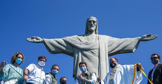 Основните туристически забележителности в Рио де Жанейро включително световноизвестната статуя