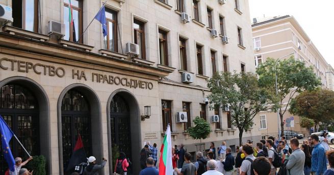 Протестиращи начело с БОЕЦ нахлуха в сградата на Министерството на