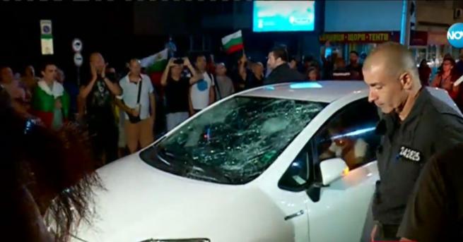 Протестиращите в София нападнаха жена с деца изпочупих й колата