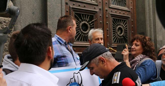 Протестиращи и представители на БОЕЦ окупираха ЦИК и обявиха че