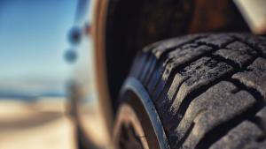 Срязаха гумите на кола в Перник съобщиха от полицията Сигналът