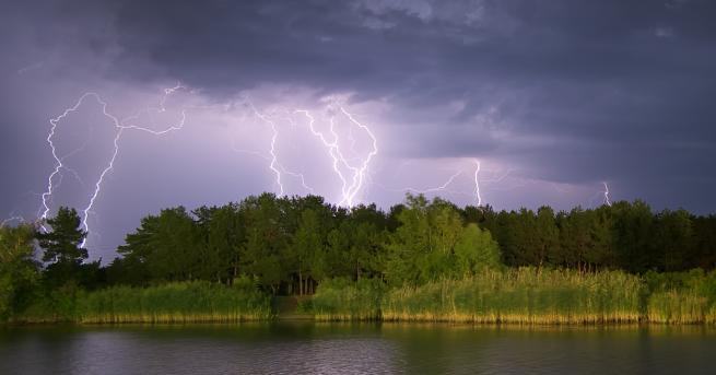 ълт код за обилни валежи с гръмотевици е в сила