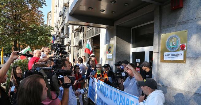 В 43 я ден на антиправителствени протести шествие тръгна от Орлов