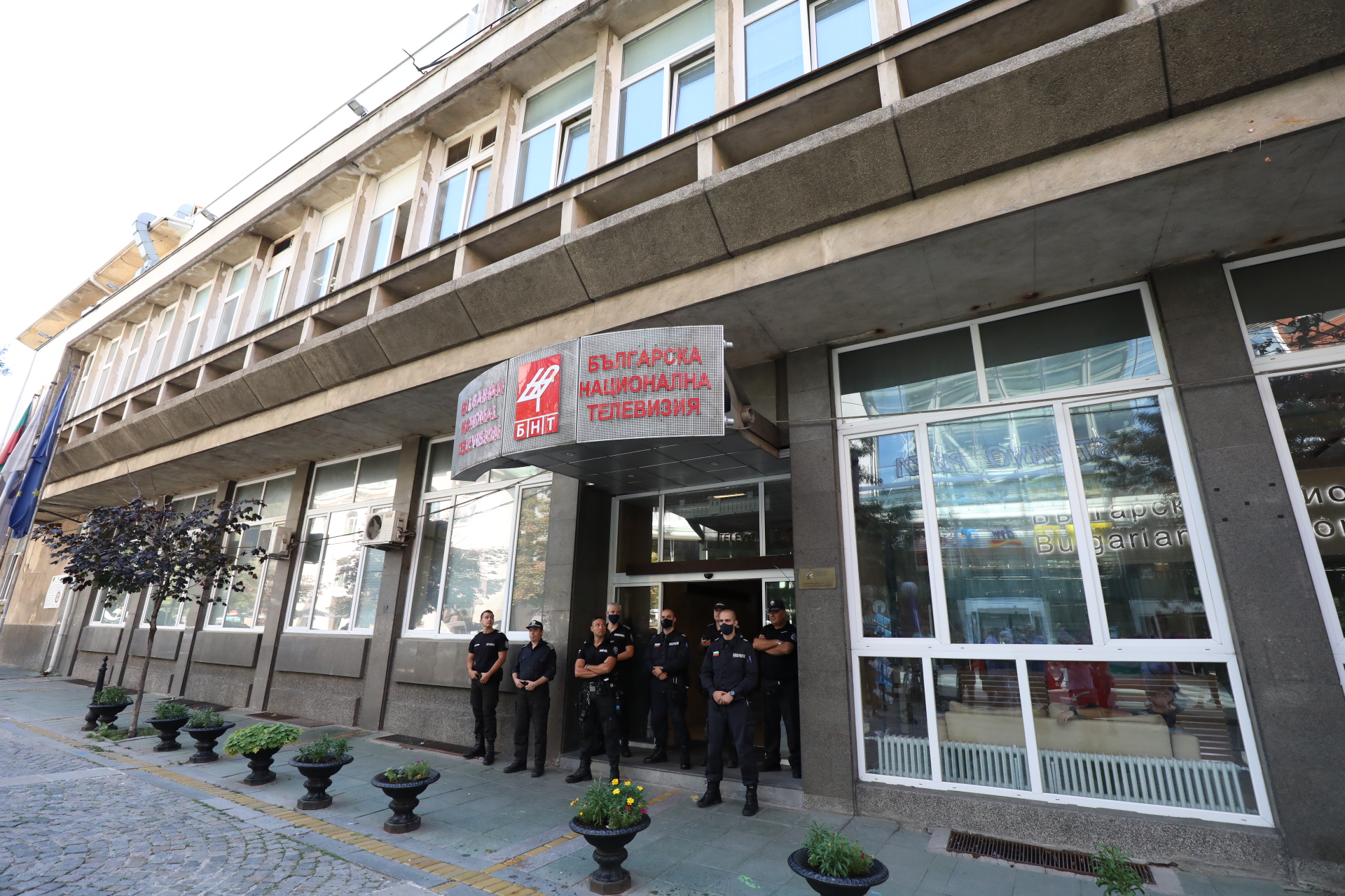Протестиращи, начело с гражданско движение "БОЕЦ" и Георги Георгиев блокираха тази сутрин сградата на Българската национална телевизия. Акцията е четвърта от поредицата "блокада-изненада".