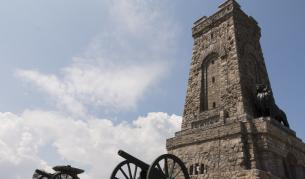 Саркофаг върху четири лъва: Тайната на костницата под Паметника на свободата