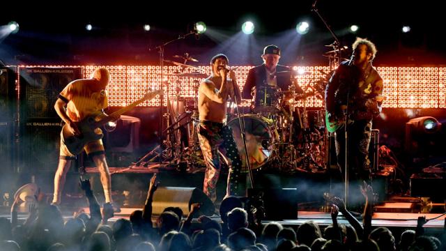 Red Hot Chili Peppers продават каталога си