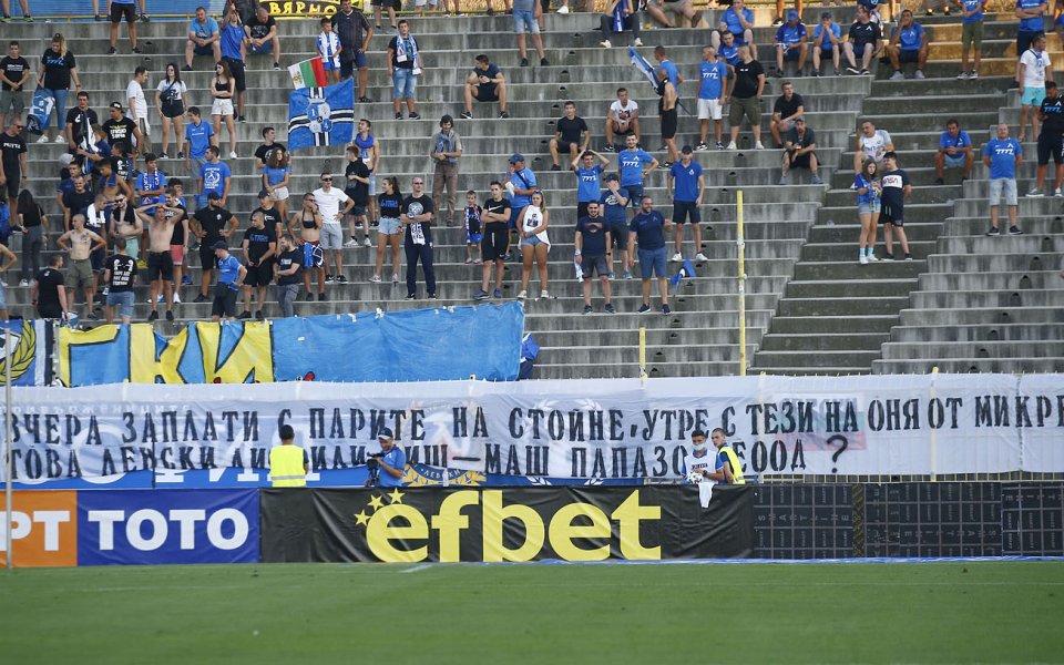 Изпълнителният директор на Левски Павел Колев говори пред медиите на