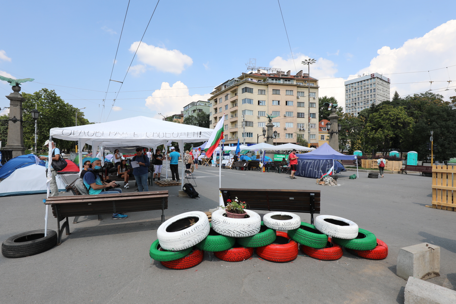 Група младежи дойдоха на мястото и разбутаха палатките и шатрата.