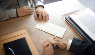 Напускане или уволнение: какво ви дължи работодателят