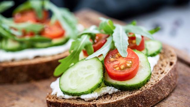 Вкусни, леки и домашни закуски, които и топят килограми (ВИДЕО)