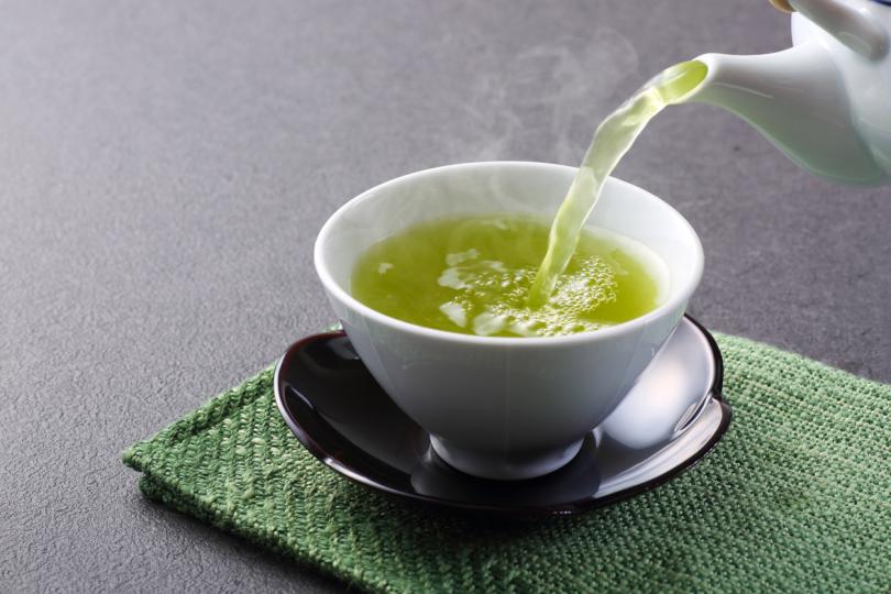 <p><strong>Пийте зелен чай</strong></p>

<p>Антиоксидантите помагат изключително за защита на колагена в кожата, а зеленият чай е пълен с тях! Полифенолите в неговия състав притежават противовъзпалителни и противоракови свойства. Освен това, зеленият чай съдържа известно количество кофеин, което го прави идеалната напитка, с която може да замените следобедното си кафе.</p>