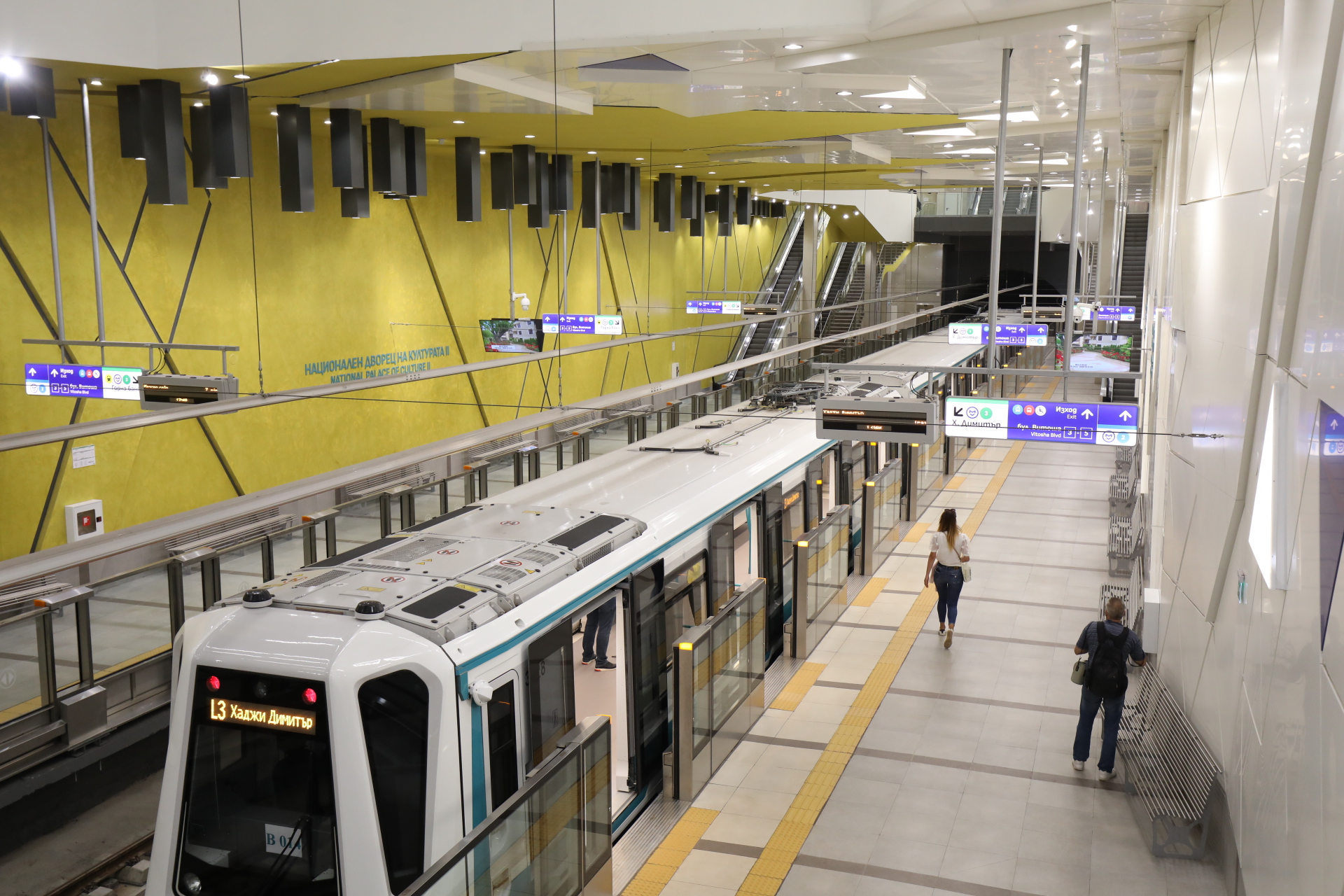 <p>&bdquo;От днес пускаме в движение третия лъч на метрото. Трасето от булевард &bdquo;Владимир Вазов&ldquo; до &bdquo;Красно село&ldquo; е 8 километра. По него са изградени 8 нови, модерни и красиви станции, на които са поставени и стъклени прегради срещу инциденти, които ще разделят пероните и влака&quot;, написа Бойко Борисов във Фейсбук</p>