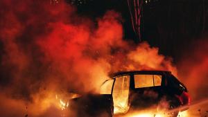 Полицейски служители разследват пожар на автомобил в който са загинали