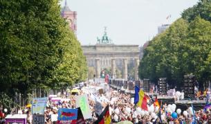 Полицията в Берлин спря многохиляден протест срещу карантината