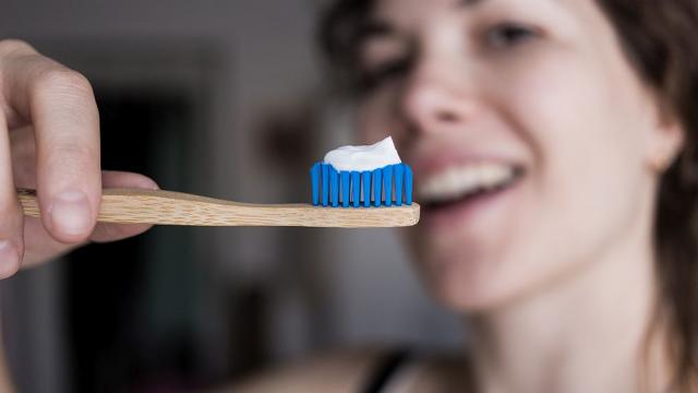 В TikTok популяризират вредни методи за избелване на зъбите