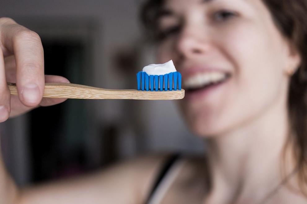 Зъболекари разкриха негативните ефекти от домашните методи за избелване на