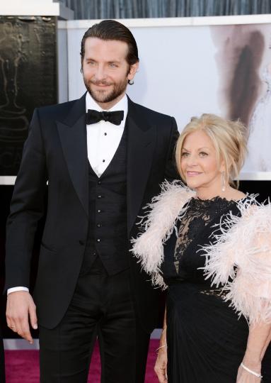 Глория Кампано и Брадли Купър: майка и син на червения килим