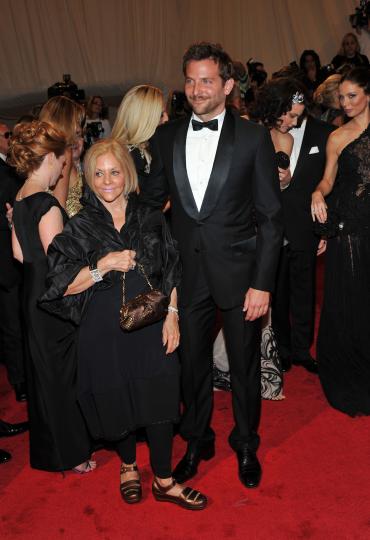 Глория Кампано и Брадли Купър: майка и син на червения килим