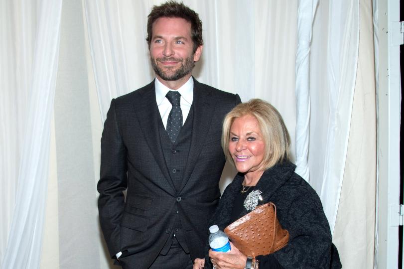 Глория Кампано и Брадли Купър: майка и син на червения килим