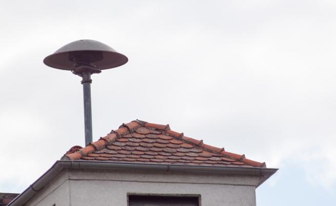  Сирена върху покрив на къща в Германия 