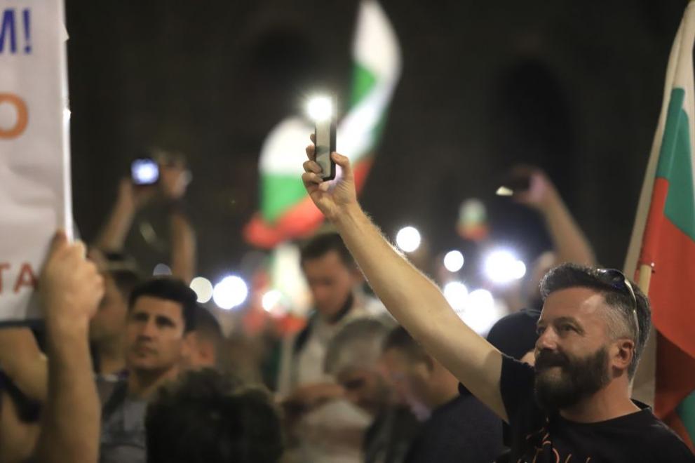 Протестиращите светят с фенерчетата на телефоните си