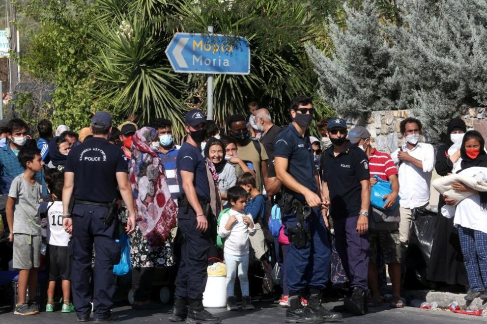 Мигранти останаха без подслон след голям пожар в Лесбос