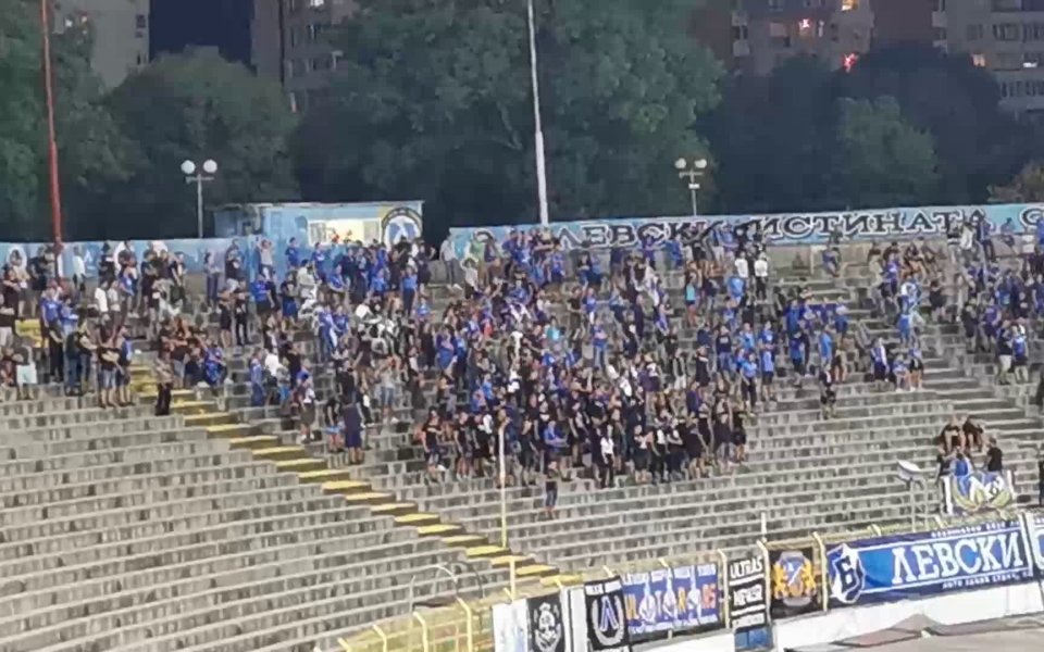 Феновете на Левски в Сектор Б подкрепят отбора в мача