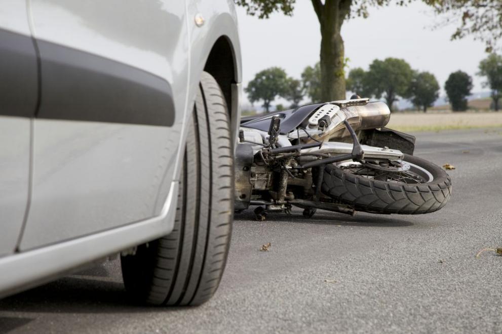 Без опасност за живота е мотоциклетистът, ударил бус в насрещното