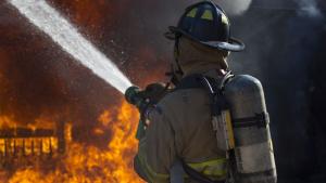 Четири пожарни екипа гасиха пожар в заведение на кръстовището на