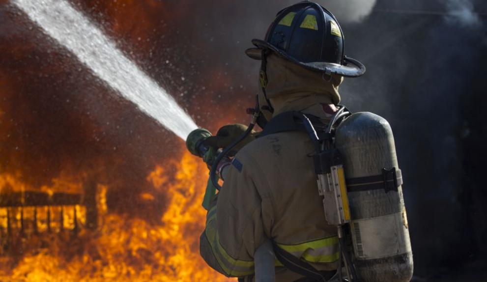 Пожар вдигна на крак огнеборците във Варна. Огънят е обхванал