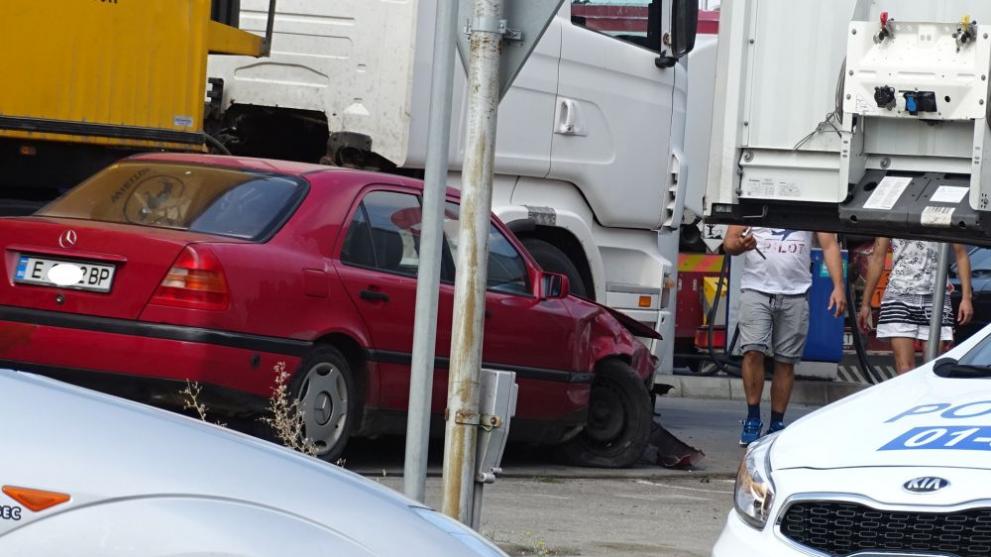 Лека кола се заби в зареждащ гориво ТИР в Благоевград