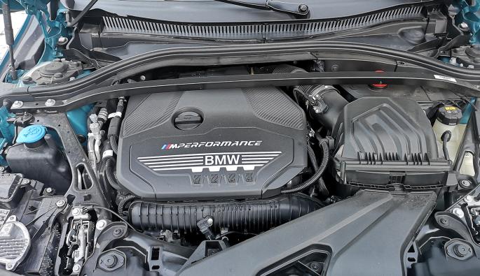  Това е най-мощният 2,0-литров, 4-цилиндров двигател на BMW, от който инженерите са извадите 306 к.с. и 450 Нм.