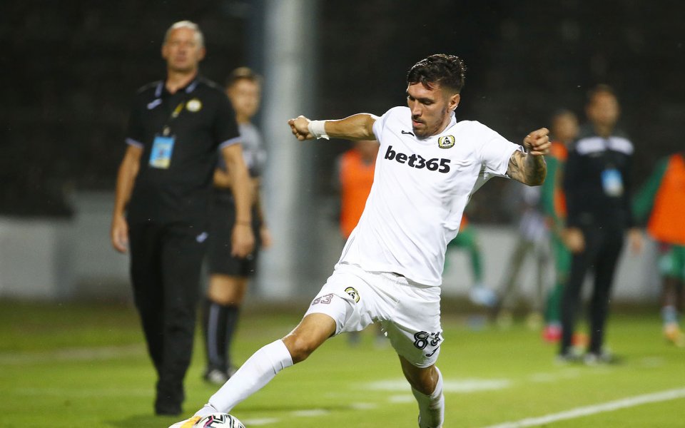 Изненадваща раздяла с двама от титулярите предприеха в Славия. Централният