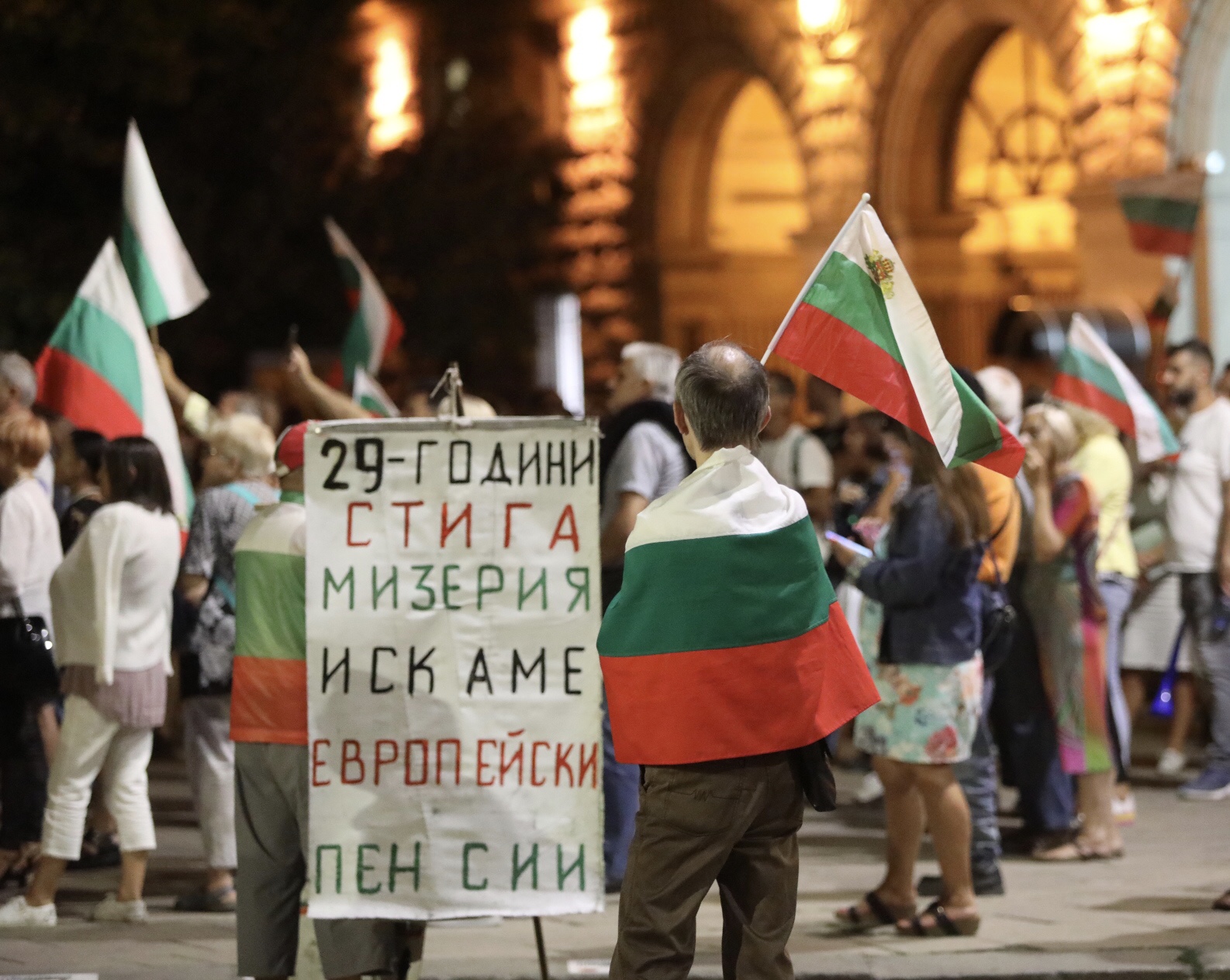 В 69-я ден на гражданското недоволство към властта, протестиращите в София пуснаха хартиени фенери над Министерски съвет.