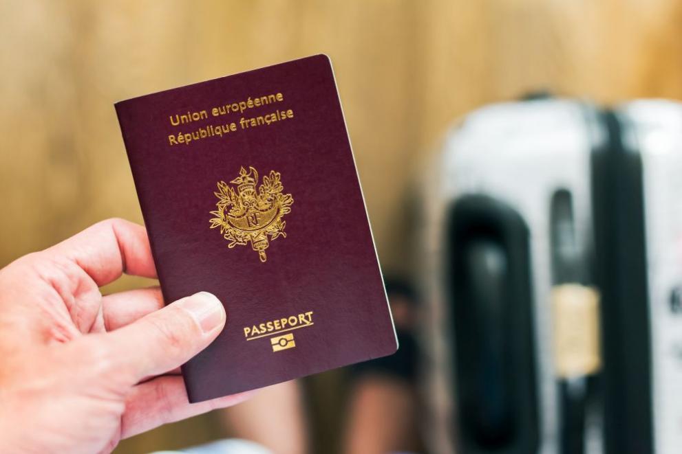 Франция изкушава с паспорти чужденци от първа линия срещу коронавируса
