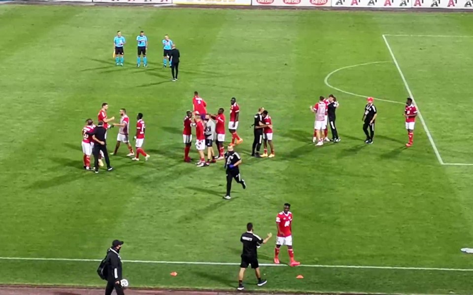 Вижте радостта на "червените" футболисти" след последния съдийски сигнал. ЦСКА