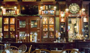 <p>Вечерен час за ресторанти и пъбове в Англия</p>