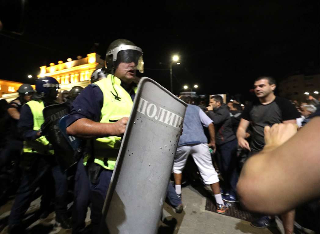 <p>Сблъсъци между полиция и протестиращи пред парламента. Полицейски кордон препречи шествието до паметника на Незнайния воин</p>