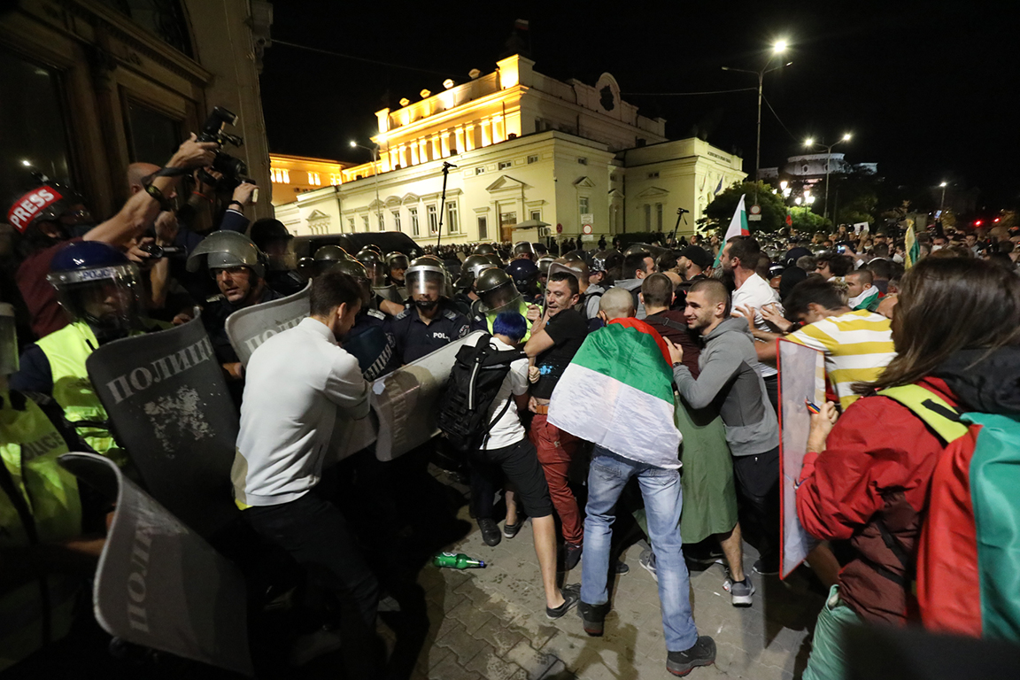 <p>Сблъсъци между полиция и протестиращи пред парламента. Полицейски кордон препречи шествието до паметника на Незнайния воин</p>
