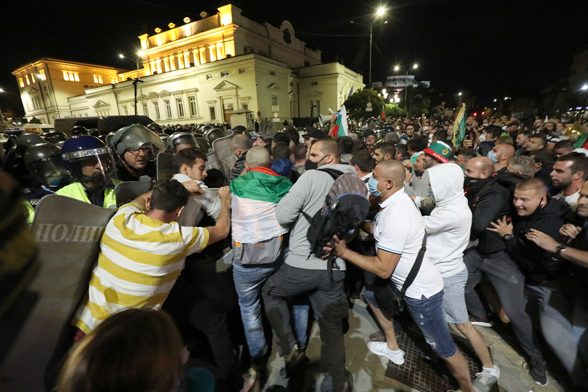 <p>Сблъсъци между полиция и протестиращи пред парламента. Полицейски кордон препречи шествието до паметника на Незнайния воин</p>