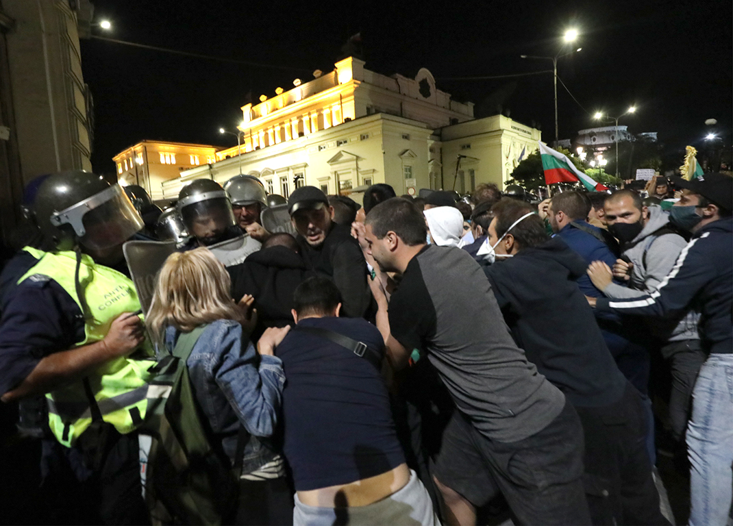 <p>Сблъсъци между полиция и протестиращи пред парламента. Полицейски кордон препречи шествието до паметника на Незнайния воин</p>
