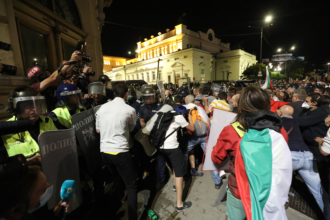 <p>Сблъсъци между полиция и протестиращи пред парламента. Полицейски кордон препречи шествието до паметника на Незнайния воин</p>